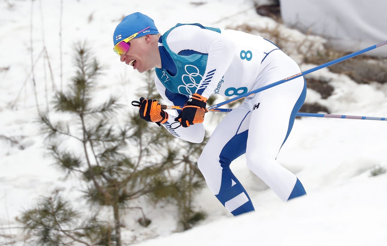 Iivo Niskanen hiihti pitkää yksin 50 kilometrin aikana.