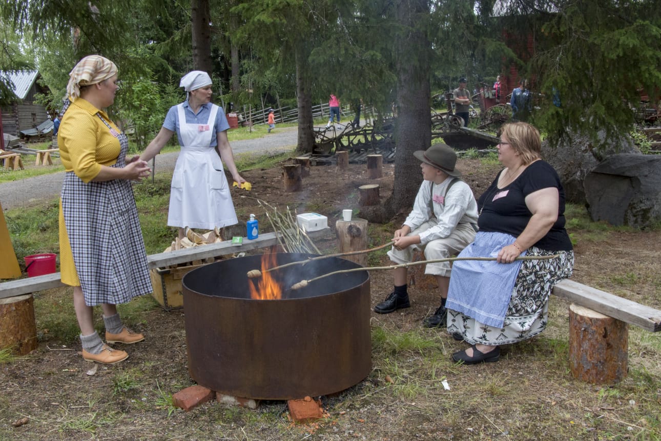 Alueella on mahdollisuus paistaa tikkupullaa. Taikina ostetaan Woimabaarista ja pullan pääsee paistamaan läheiselle nuotiolle, jossa on tarjolla myös opastusta pullan paistamiseen. Kuvassa pullaa paistavat Abraham Arvio ja Paula Saari.