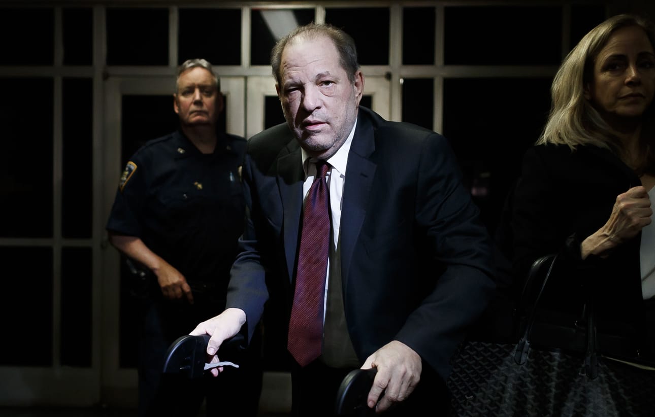 Elokuvamoguli Harvey Weinstein tuomittiin 23 vuodeksi vankilaan seksuaalirikoksista. Hän sairastui covid-19-tautiin istuttuaan tuomiosta vasta muutaman päivän.