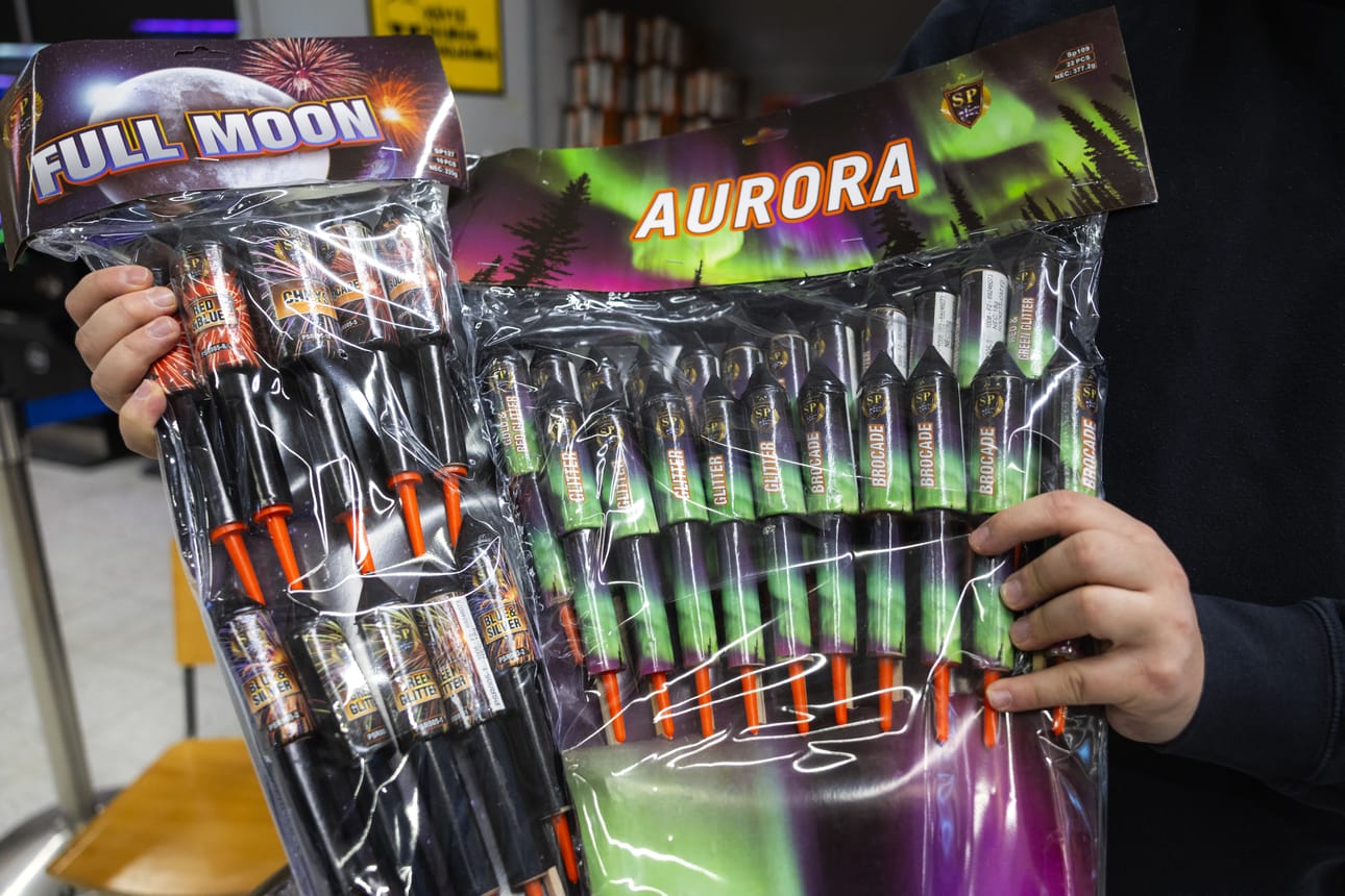Poliisi muistuttaa, että suojalasien käyttö on pakollista rakettien ampumisen aikana.