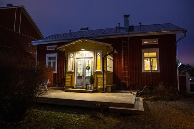 Jouni, Aarni, Pihla ja Ulla Nikula viettävät unelmiensa kodissa ensimmäistä joulunaikaansa. Ulla Nikula on askarrellut ikkunakoristeita paperipusseista. KUVA: Clas-Olav Slotte