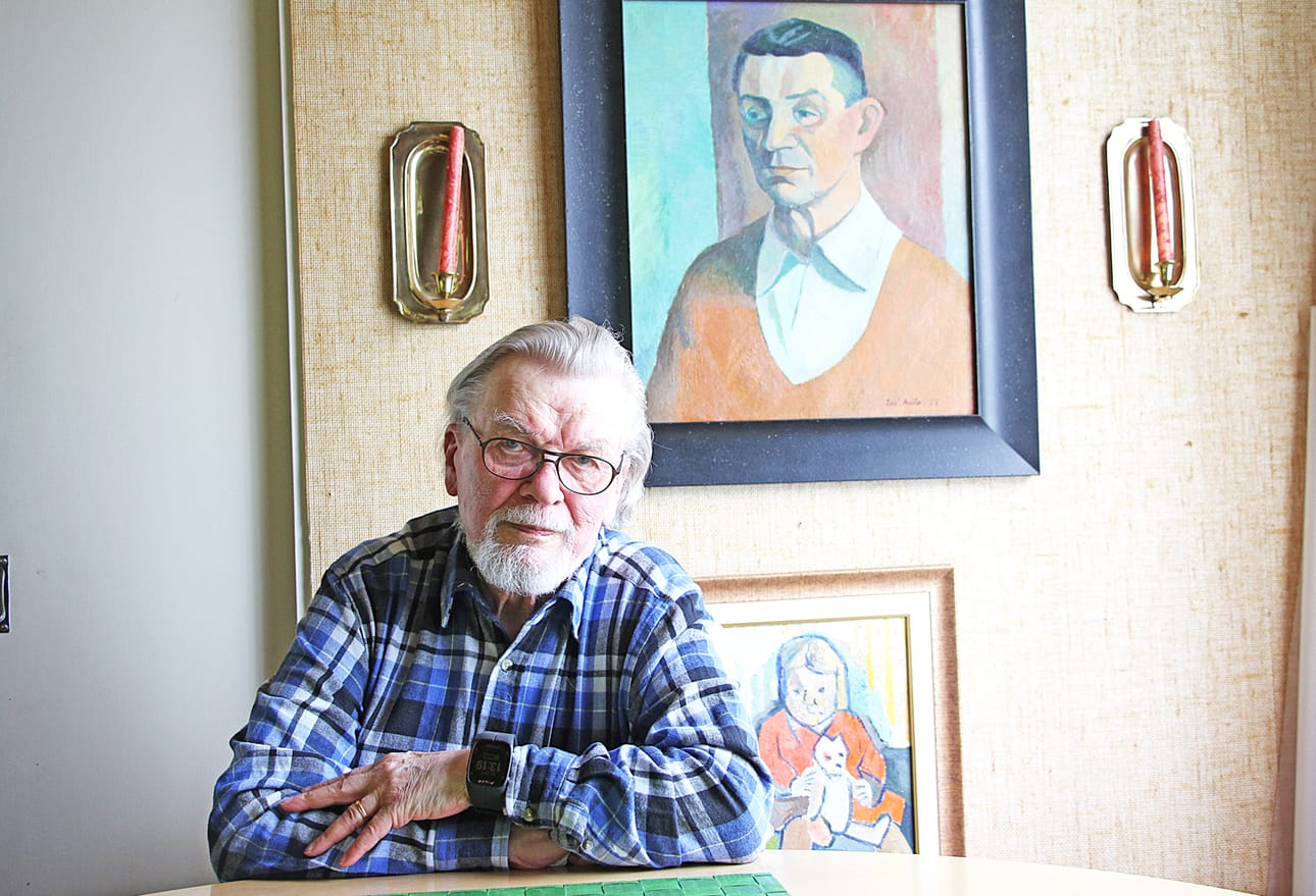 Eeli Aallon kodin seinät Kempeleessä ovat täynnä maalauksia mittavan uran varrelta. Takana ikuistettuna Aallon isä ja tytär Maaria.