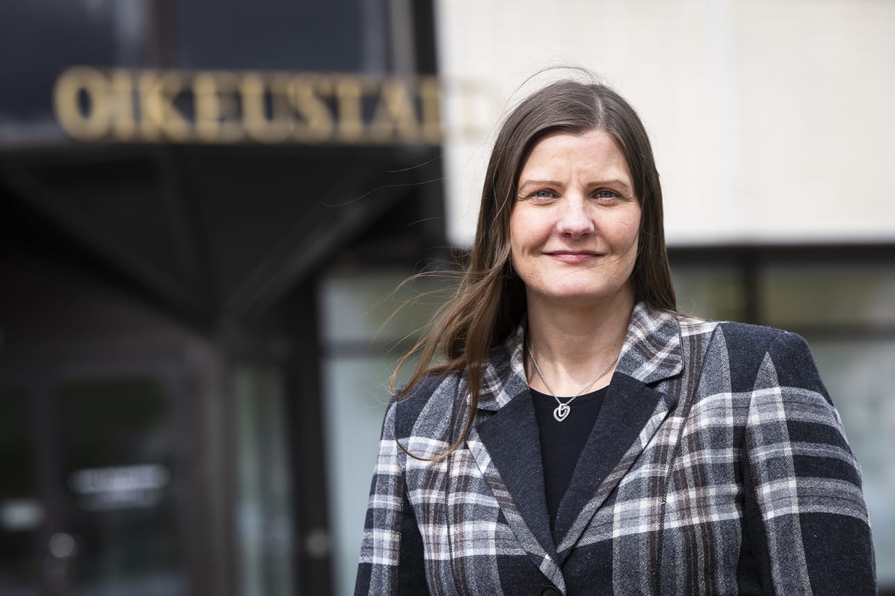 Aluesyyttäjä Jane Iisakan mukaan syytekynnys on eri kuin tuomiokynnys. Hän ilmoitti oikeudenkäynnin lopuksi jättävänsä tuomioistuimen harkintaan, onko RoPSin palkka-asiassa tapahtunut rikosta.