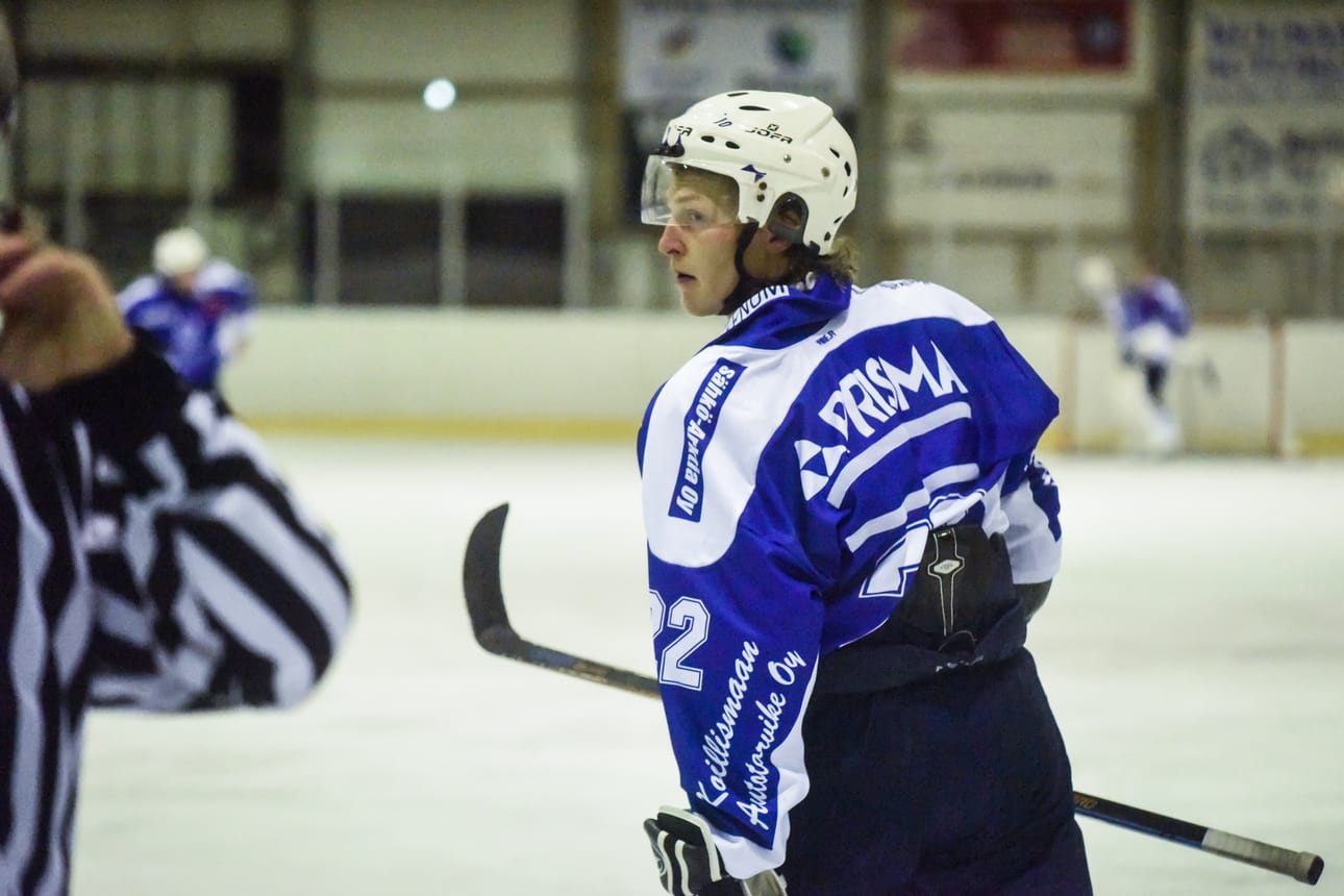 Santeri Paloniemi avasi pistetilinsä PaKa-paidassa lauantaina Torniossa. Ottelun lopussa Paloniemelle tuomittiin 5+20 minuuttia ryntäyksestä.