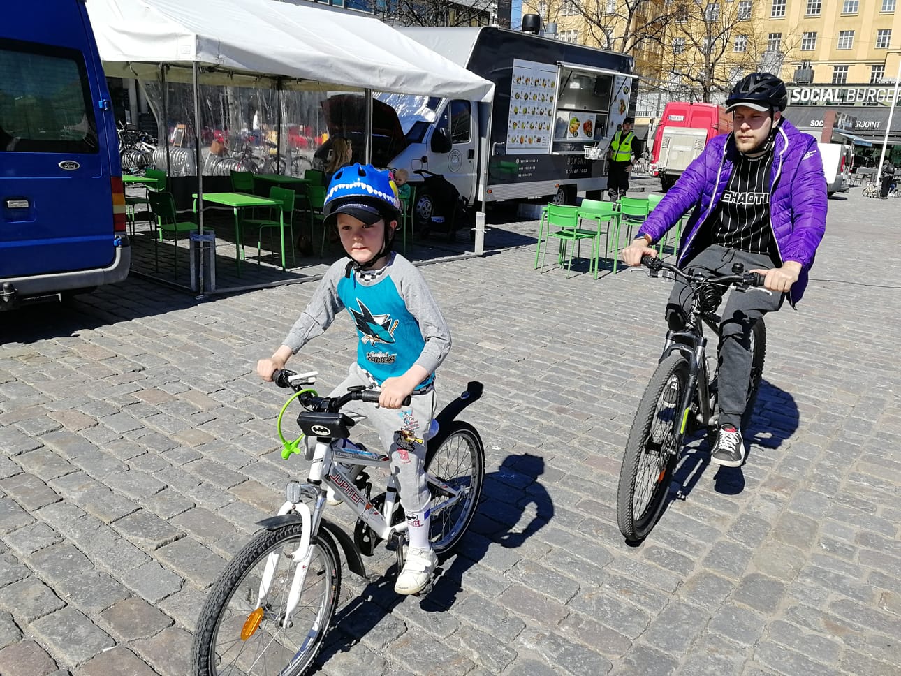 Autoilu on jäänyt vähiin, kun Niko Lamminen ja poika Eetu Lamminen pyöräilevät ahkerasti. Lamminen autoilee lähinnä vain töihin ja muuten pyöräilee niin kauan, kun kelit sallivat.