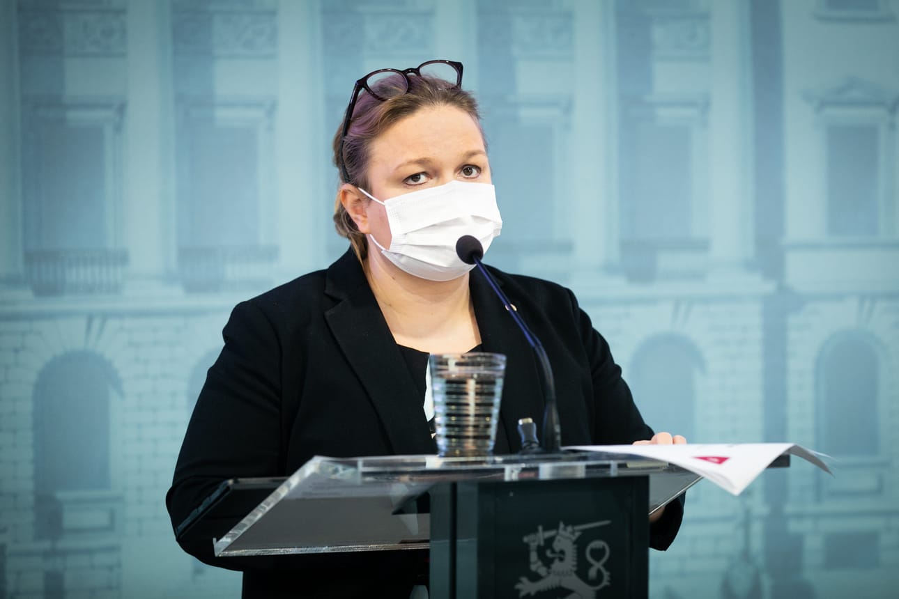 Perhe- ja peruspalveluministeri Krista Kiurun mukaan EU:n on vaadittava lääkeyhtiöiltä nopeampia rokotetoimituksia EU-maihin.