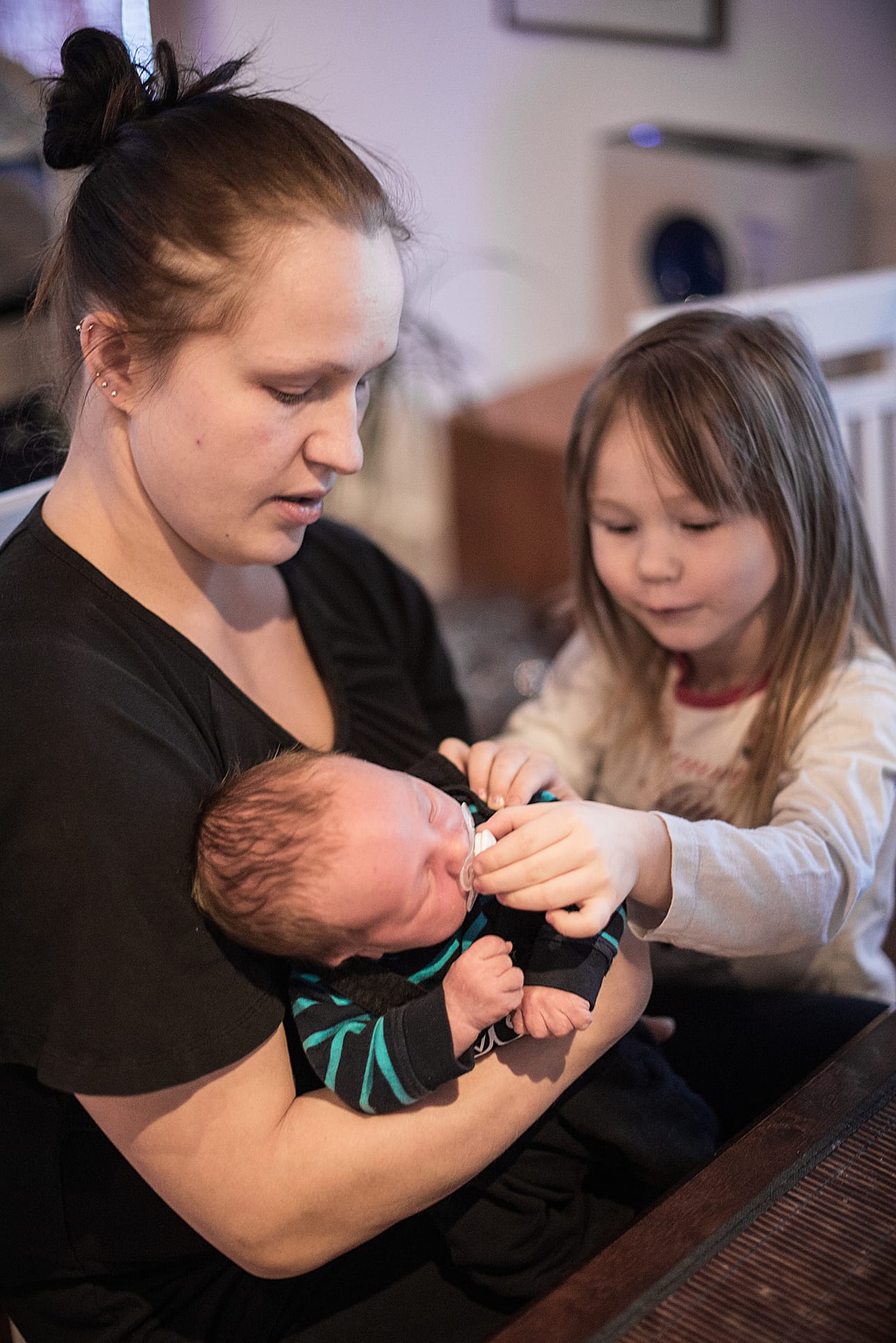 – Susanna tykkää hoitaa pikkuveljeään, antaa tuttia ja työntelee vaunuja, kertoo äiti Karoliina Poussu.