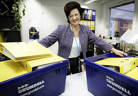 Johtava kuluttajaneuvoja Anna-Kaisa Veijola-Heikkinen pakkasi 15 vuoden aikana kertyneet mapit laatikoihin toimitilojen muuttoa varten.