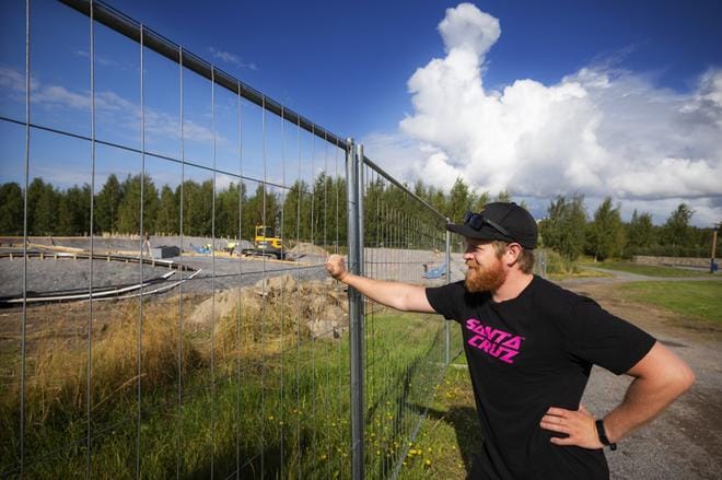 Markus Muurimäen pitkä odotus on päättymässä. Vöyrinkaupungille rakenteilla olevaan puistoon ehtii skeittaamaan vielä tänä syksynä. Viimeistään lumi pistää ulkoharrastamisen aikanaan tauolle. KUVA: JARNO PELLINEN