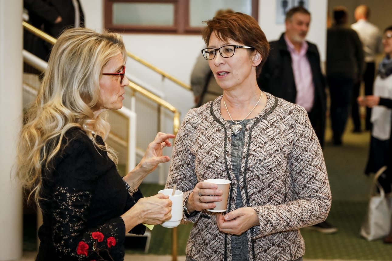 Päivi Räsänen (vasemmalla) on kristillisdemokraattien eduskuntaryhmän puheenjohtaja, Sari Essayah taas puolueen puheenjohtaja.