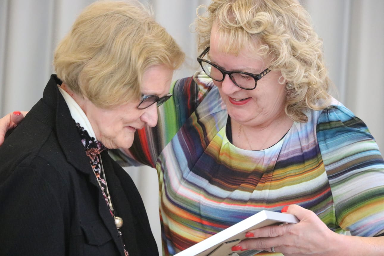 Oulaisten Vuoden vanhus on Ulla Kemi. Vanhusneuvoston puheenjohtaja Maija-Liisa Tuominen onnittelemassa ja antamassa kaupungin puolesta kunniakirjaa.