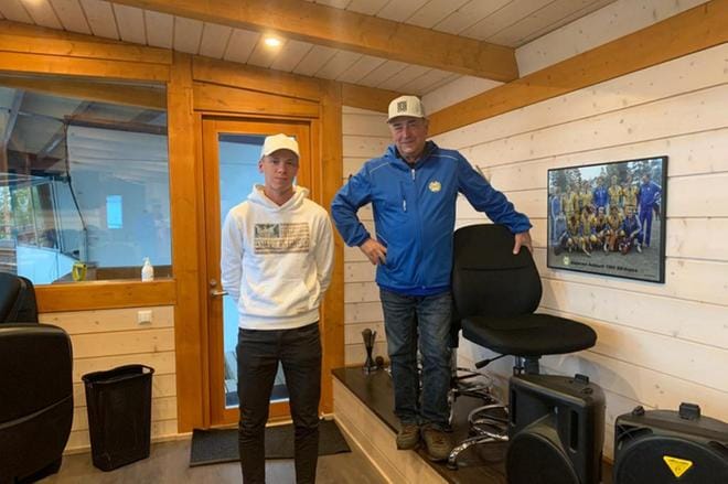 Alajärven Ankkurit on tehnyt sopimuksen Lauri Ihamäen kanssa. Sopimustilaisuudessa Lauri Ihamäki ja Tapio Kantokoski. KUVA: Alajärven Ankkurit tiedotus/pesäpallo/Teemu Höykinpuro.