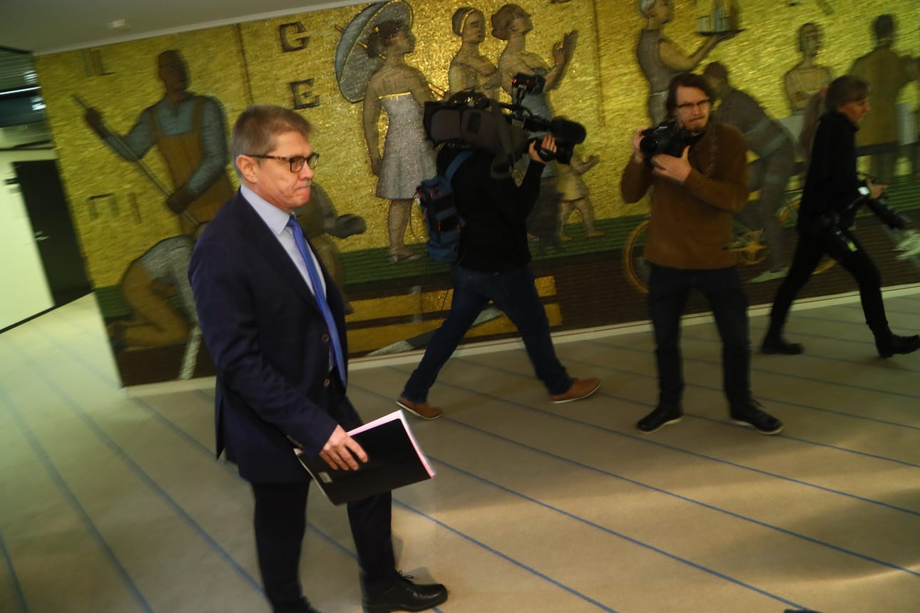 Kunta-alan työmarkkinajohtaja Markku Jalonen käveli neuvotteluihin Kuntatalolla Helsingissä.