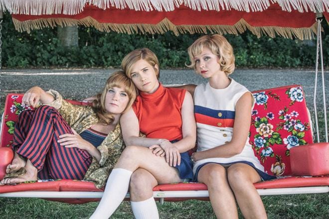 Kuvanveistäjä Lottin (Maja Rung), Karinin (Mikaela Knapp) ja Ingelan (Anna Åström) elämät kohtaavat kesällä 1968. KUVA: Yle Kuvapalvelu