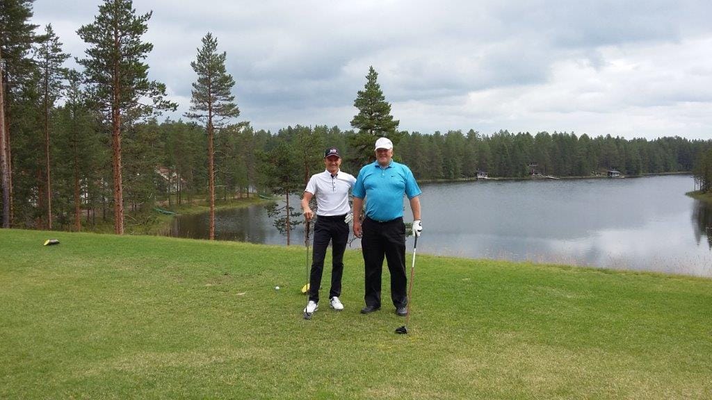 Kuvassa loppuottelijat ennen aloitusta. Oikealla mestaruuden vienyt Tarmo Mustonen ja vasemmalla Heikki Kovalainen.
