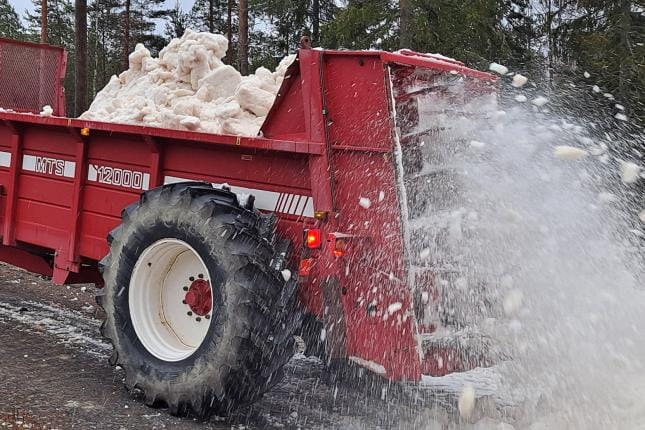 Pitkälti toistasataa kuormallista lunta levitettiin maanantaina Joupiskan hiihtoreitille. Ensilumenlatu pyritään saamaan hiihtäjien käyttöön torstaiksi. KUVA: ESA KIVIMÄKI