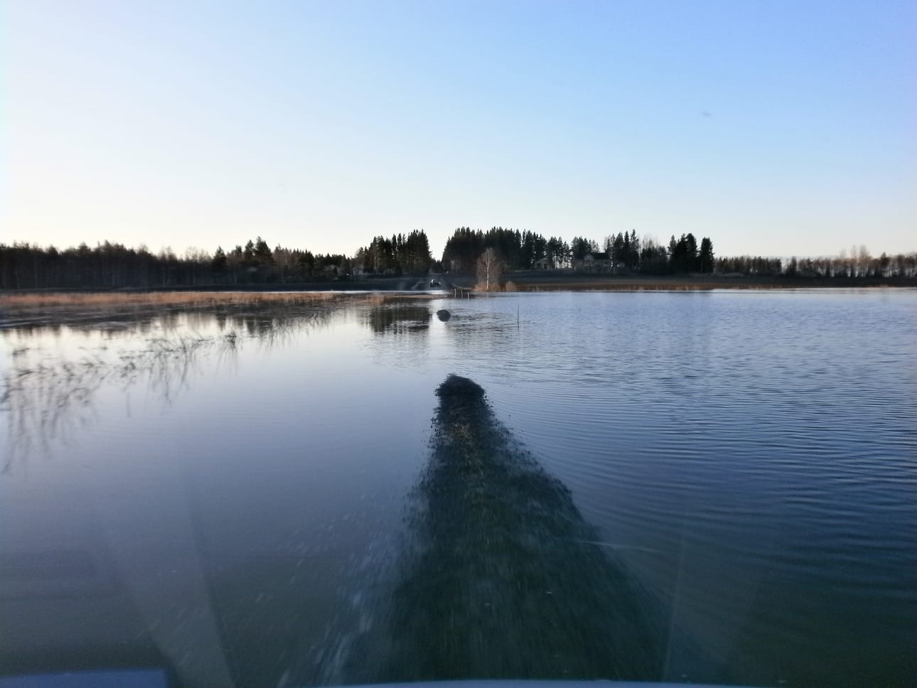 Tulva on katkonut useita teitä Siikalatvan Mankilan kylässä.