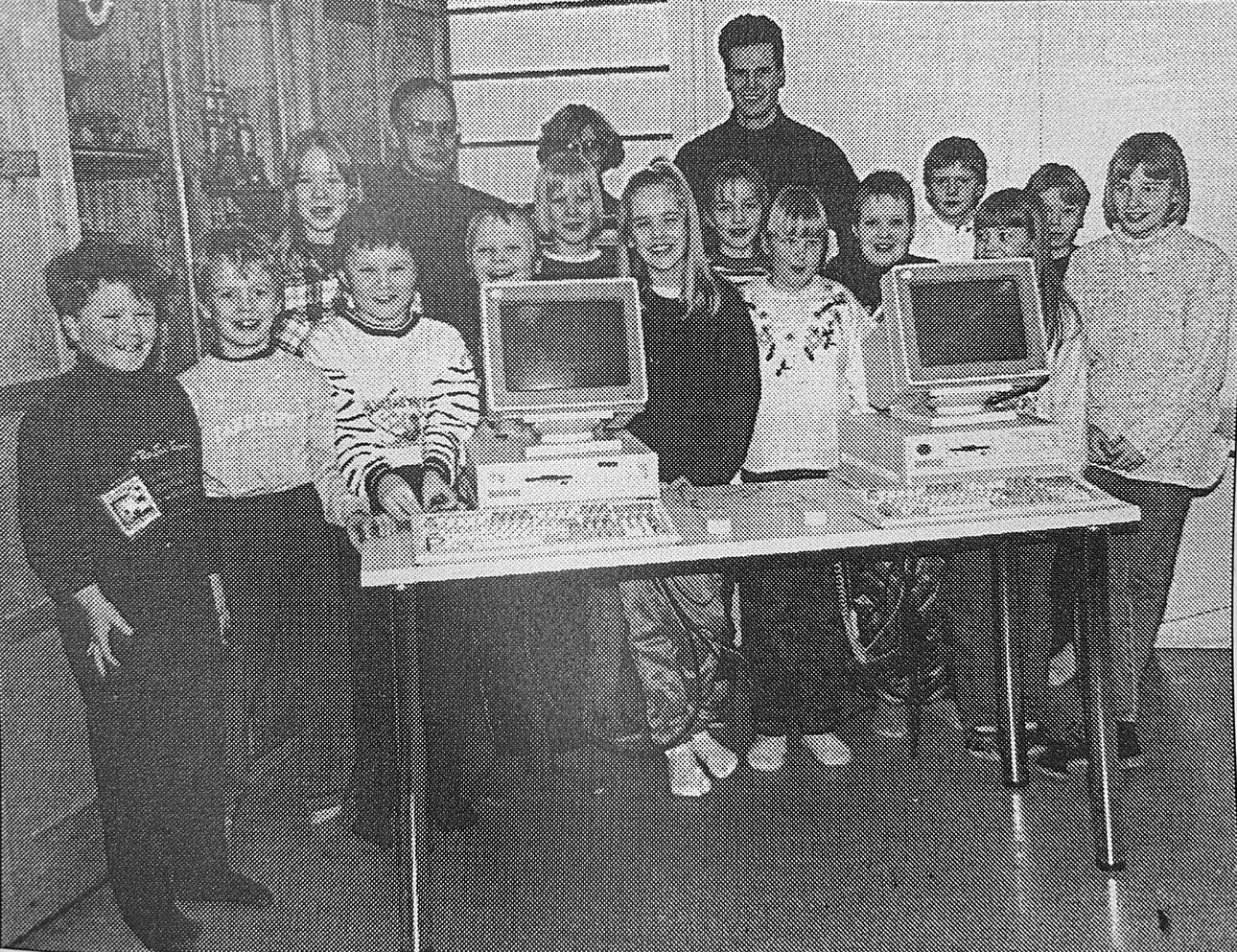 Iloinen oppilasjoukko otti tietokoneet vastaan Kelan paikallisjohtajalta Tapio Heinolta, iloon yhtyivät tietysti myös opettajat Hannele Moisio ja Henry Leppäaho (oik.)