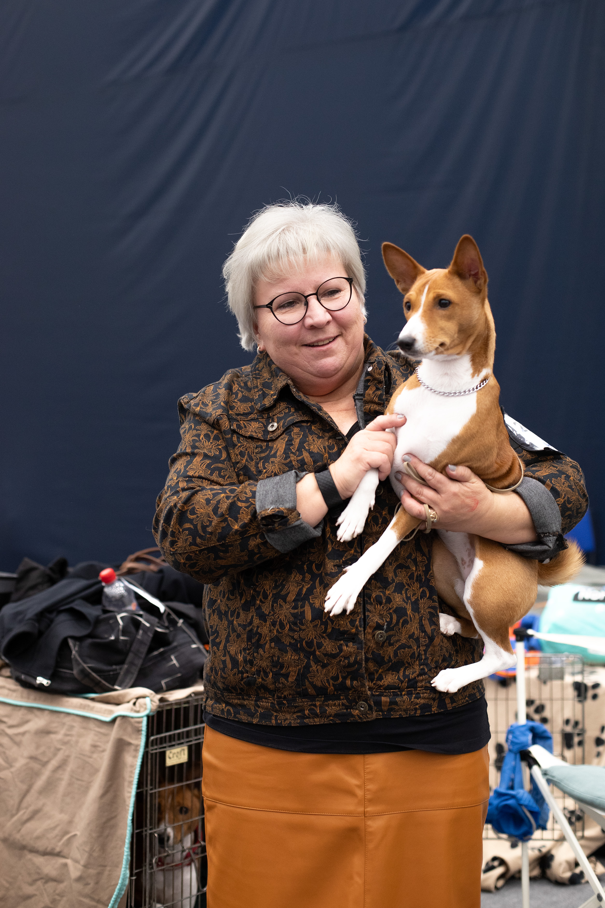 Helsinkiläiskaksikko Anneli Pukkila ja Viivi-basenji olivat valinneet teemavärikseen ruskean.