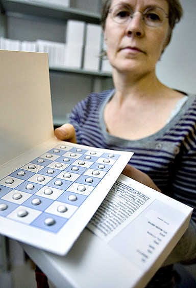 Unilääketutkimukset alkavat pian helsinkiläisessä tutkimuskeskuksessa. Tutkimushoitaja Anne Huutoniemi Vitalmed Oy:stä esittelee tutkittavia unilääkkeitä.