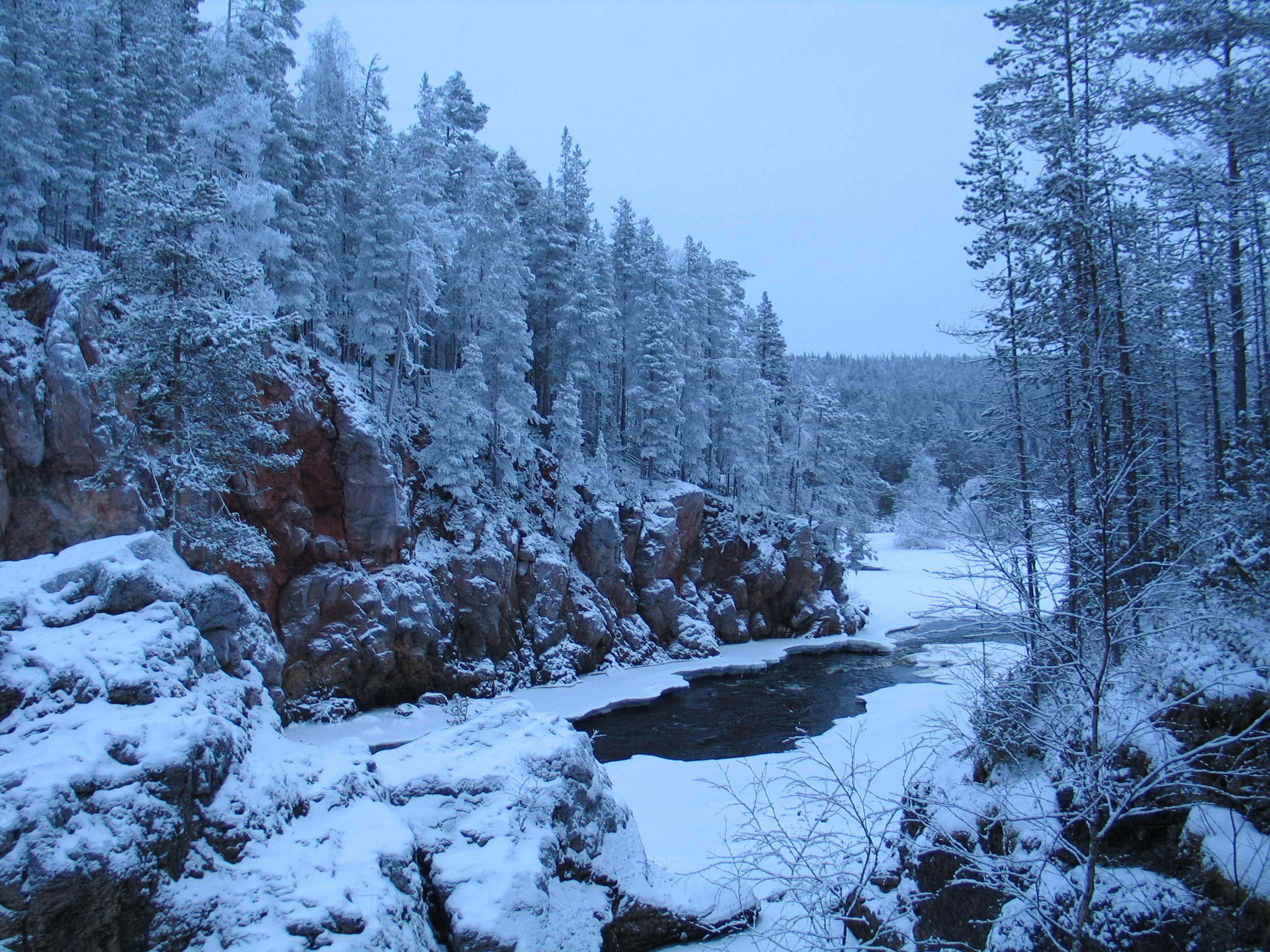 Koronjään reitti kulkee osin koron pohjalla usean jääputouksen ohi