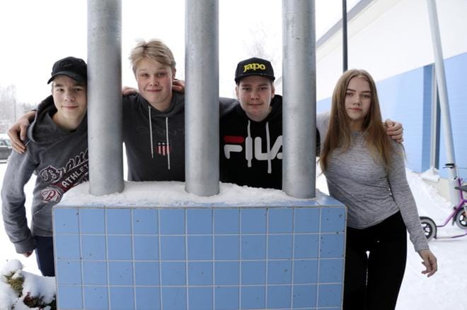Niilo Joensuu (vas.), Akseli Koskenmäki, Oskari Matintupa ja Mirella Joensuu kertoivat, mitä kaikkea nuorisovaltuusto tarjoaa lapsille ja nuorille. KUVA: SARI HEINILÄ