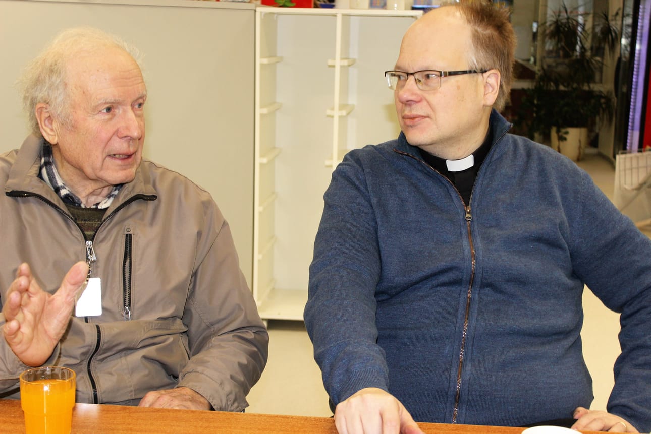 Sakari Halkoaho kertoi aamuparlamentissa Mika Helanderille keskiviikkoiltana Heikkilänjoella kokemastaan hirvikolarista.