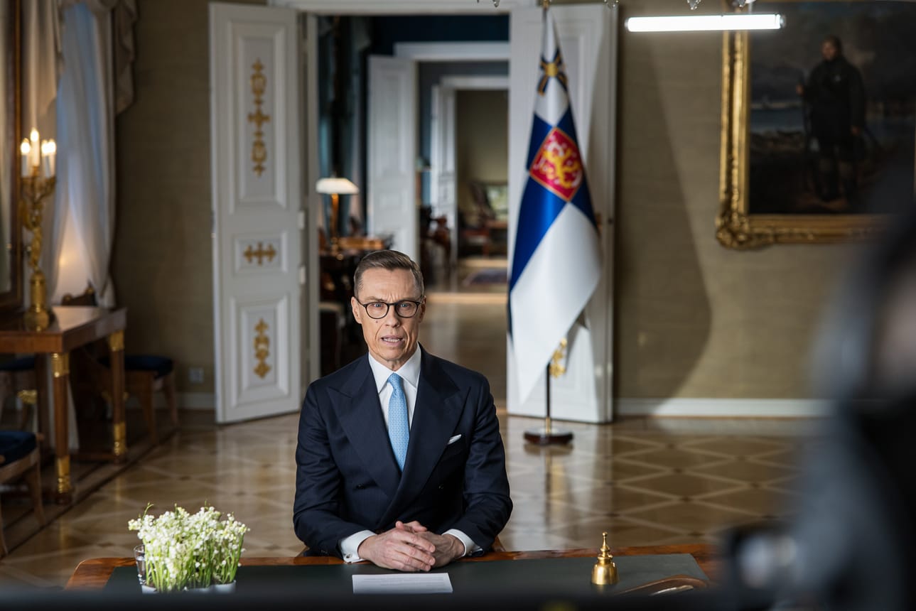 Alexander Stubb uudisti tasavallan presidentin uudenvuodenpuhetta pitämällä sen suorana. Korjausottojen puuttuminen näkyi puheessa korkeintaan parina pienenä äännelipsahduksena, jotka Stubb heti korjasi, eivätkä ne vaikuttaneet puheen virheettömään kokonaisuuteen. Kuva: Matti Porre / tpk