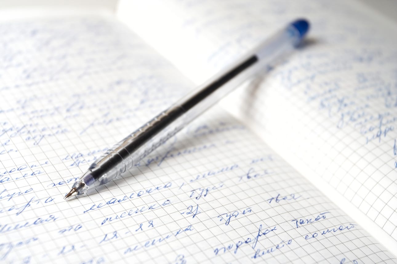 Aikuiset lukevat yleisön edessä ääneen vanhoja, nuoruudenaikaisia päiväkirjojaan, runojaan tai kirjeitään.