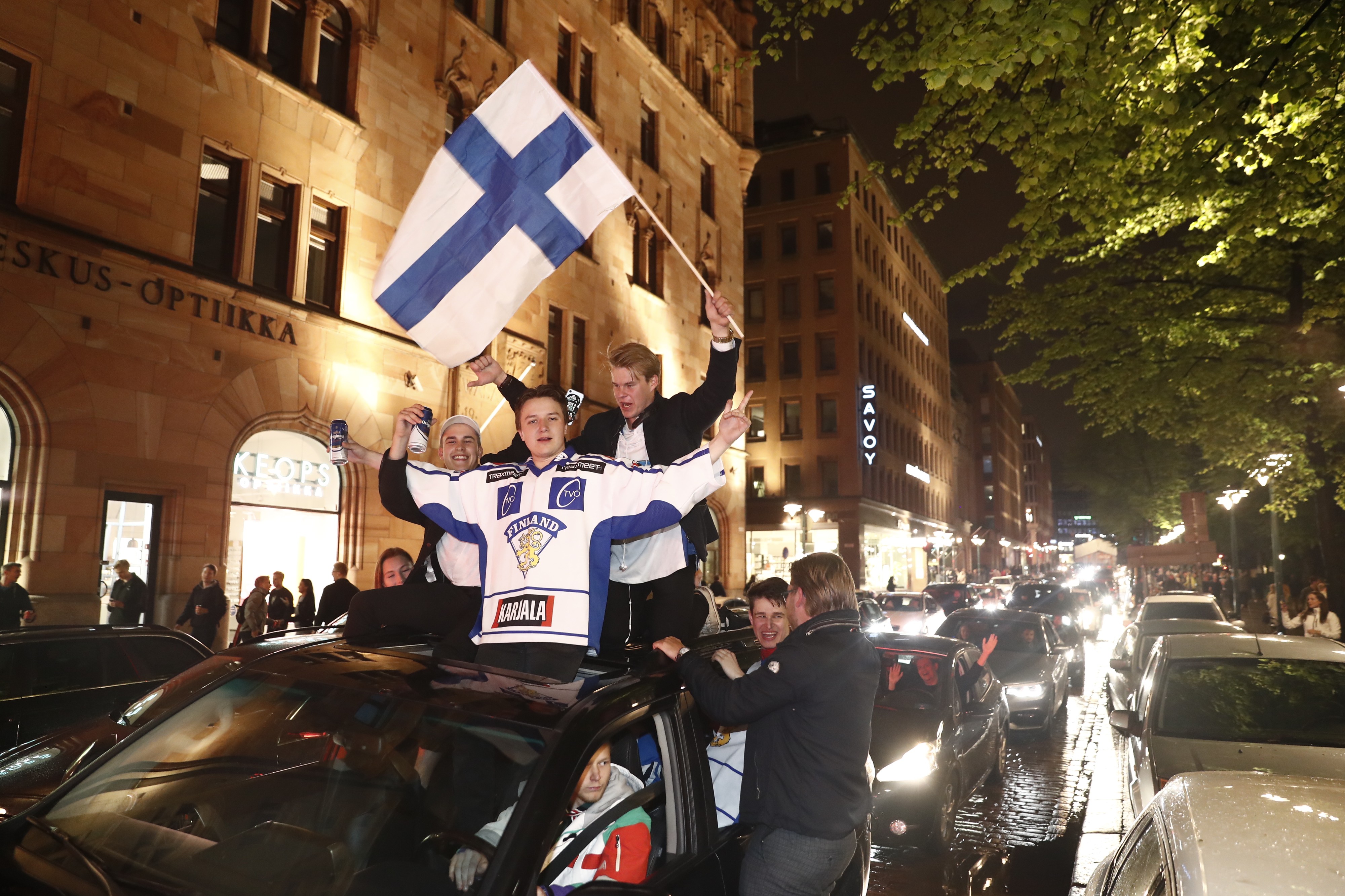 Kansanjuhlaa voi seurata myös jättiscreeniltä Rautatientorilta.