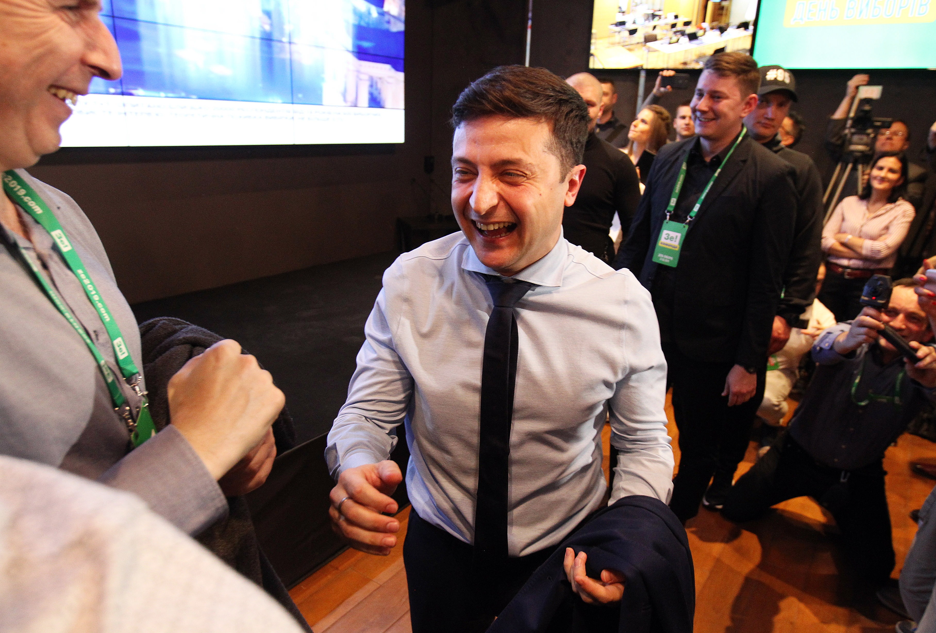 Volodymyr Zelenskyi iloitsi varmalta vaikuttavasta vaalivoitostaan sunnuntai-iltana Kiovassa.