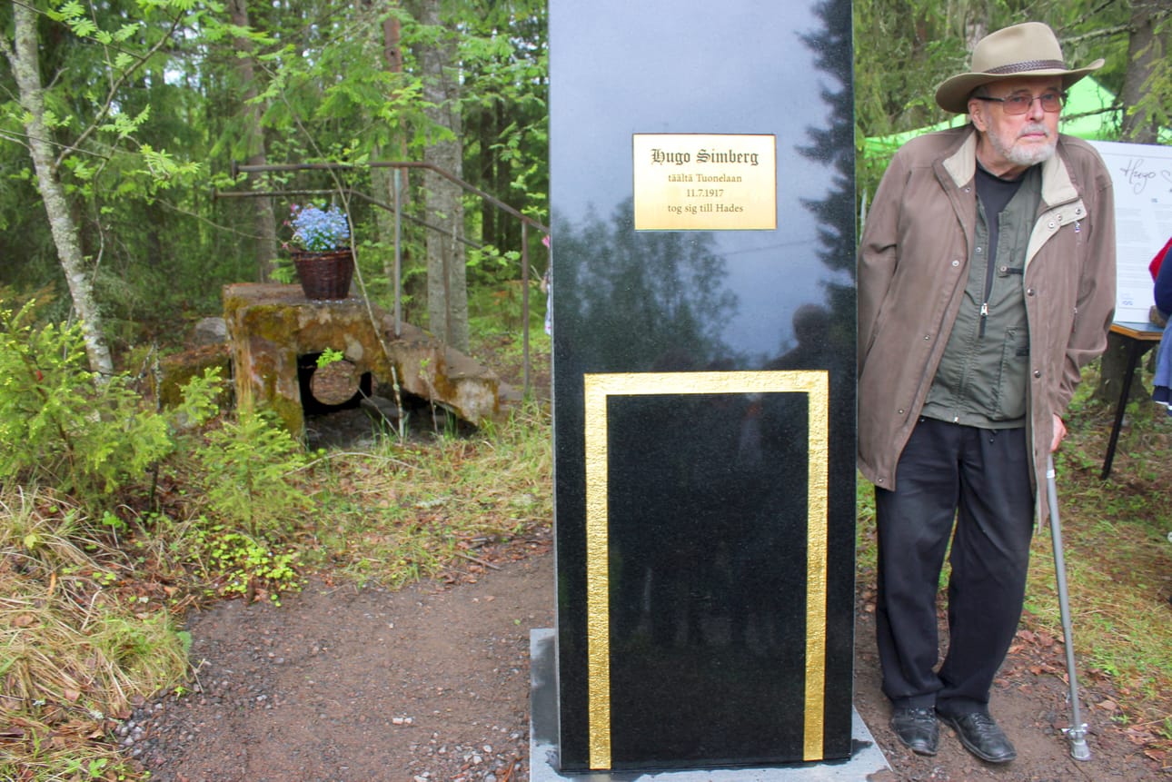Hugo Simbergin pojanpoika Jan Simberg suunnitteli viisi vuotta sitten muistomerkin isoisälleen. Muistomerkki sijaitsee taiteilijan kuolinpaikalla Ähtärin Peränteellä. Arkistokuva.