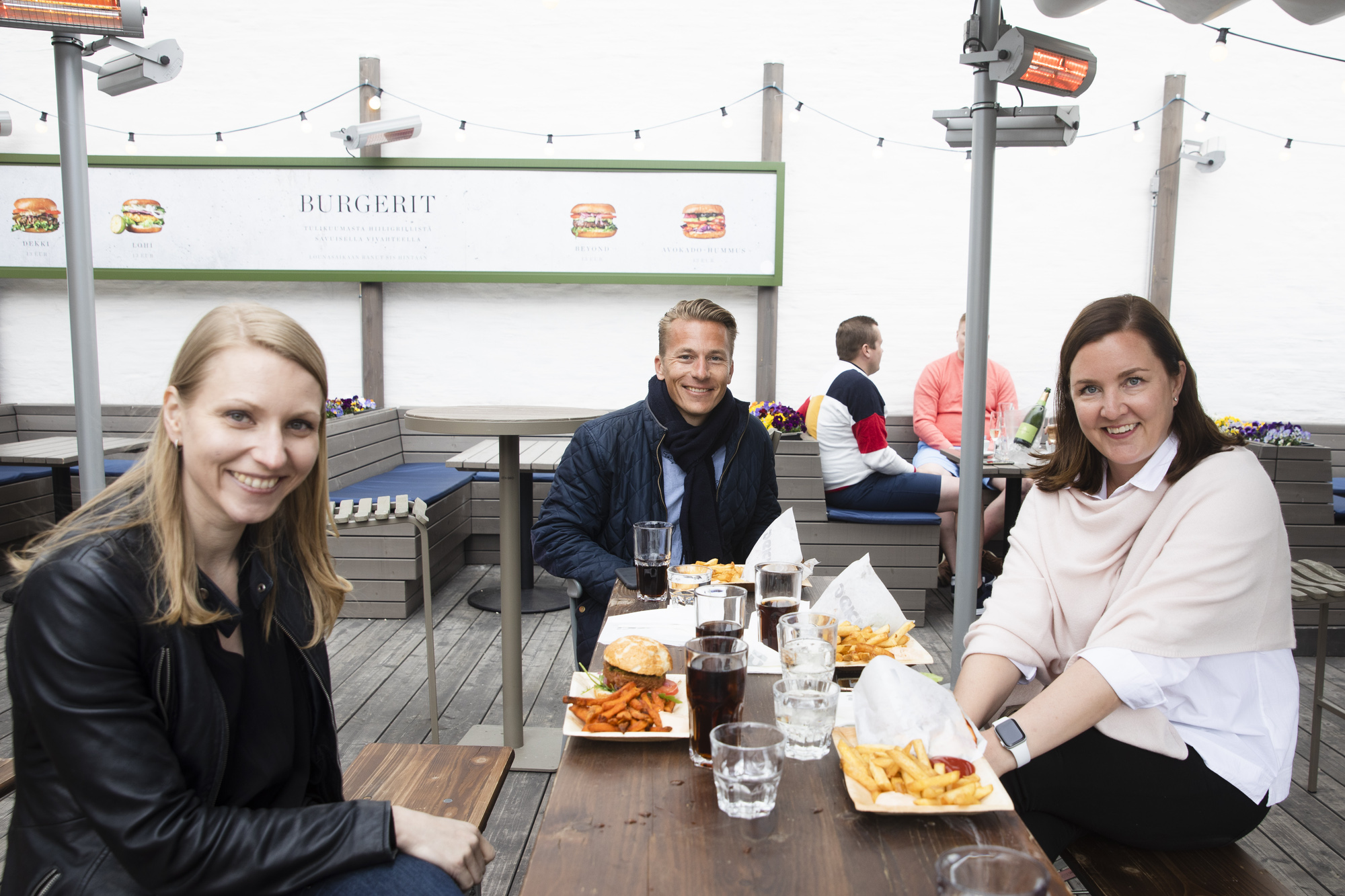 La Torrefazionen terassilla Samuel Laurinkari, Riikka Tieaho ja Mari Laatsalo nauttivat lounaasta työporukalla pitkästä aikaa saman pöydän ääressä.