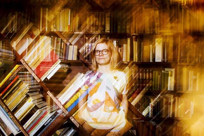 Lotta Sonninen sai tarpeekseen, kun positiivisuuteen painostavista täyttökirjoista räjähti iso ilmiö. Hänestä tuntui, että kirjat kasaavat turhia paineita jo muutenkin rasitetuille naisille.