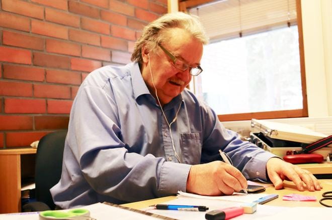 Pertti Peltokangas kerää aineistoa KuKun juhlakirjaan muun muassa puhelinhaastatteluilla. KUVA: TUOMAS OJAJÄRVI