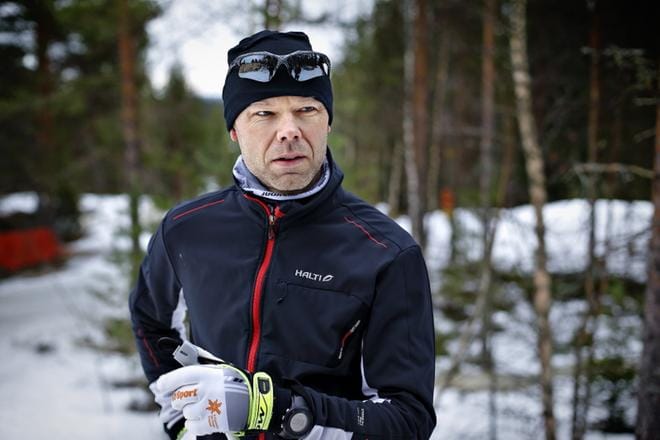 Seinäjoen Hiihtoseuraa edustava kihlakunnansyyttäjä Harri Ala-Lahti on hiihtänyt tällä kaudella yli 1 800 kilometriä, joista suurimman osan Jouppilanvuoren kotoisilla laduilla. Kuva: Tomi Kosonen