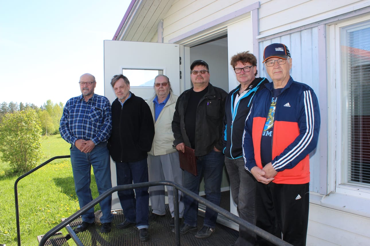 Jorma Rantala, Aki Pitkäkoski, Rauno Myllymäki, Petri Ylikoski, Kari Koivunen ja Simo Sillanpää Kärjenkosken kylätalon rappusilla.