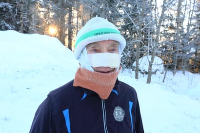75-vuotias Risto Laitinen juoksee, vaikka mittarissa on 25 pakkasastetta