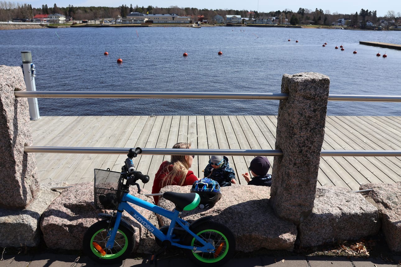 Rannan kävelykadun laiturista on tullut suosittu kokoontumispaikka, jossa voi nauttia kauniista kesäpäivästä.