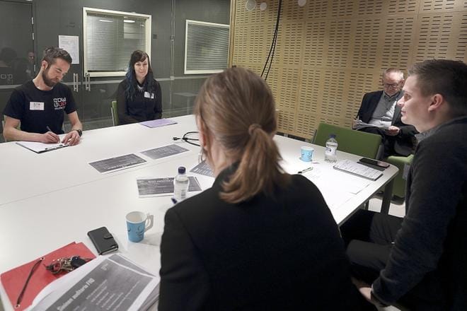 Jonna Leppäharju kuuntelee Piia-Pauliina Mäntysaaren ja Joonas Tammelan neuvoja. Opiskelijoilla oli kisassa mukana oma assistentti. Liiketalouden opiskelija Pekka Uusi-Kyyny toimii kirjurina. KUVA: HEIKKI HAKANEN
