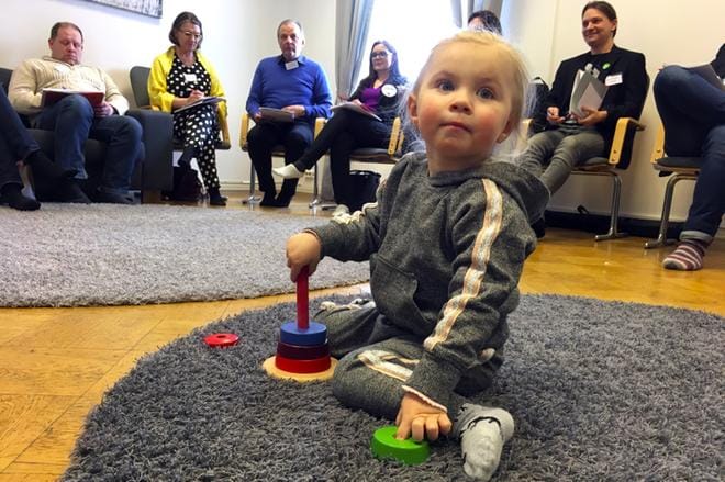 Linnea Kohtala ei pelännyt astua vaalipaneelissa estradille. Eduskuntavaaliehdokkaista kuvassa näkyvät Helena Lahtinen (vas.), Esa Niemistö, Leena Nikkari-Östman ja Tuomas Ojajärvi. Kuvat Virpi Kupiainen-Ämmälä
