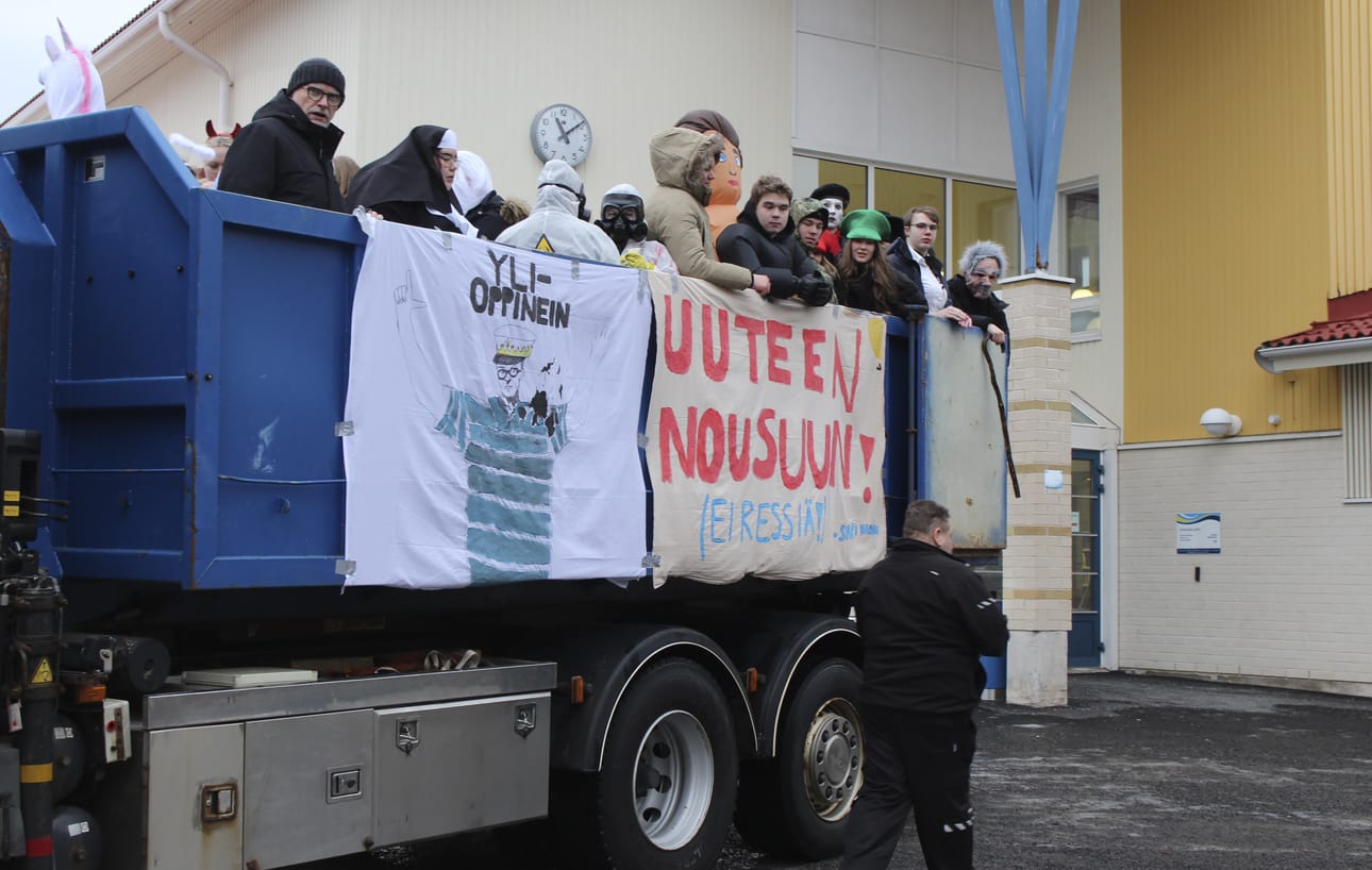 Rehtori Tauno Rajaniemi abien kanssa ajelulla.