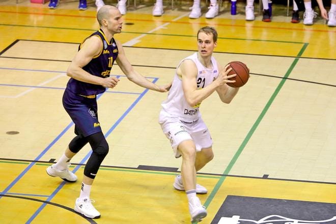 Kobrien Lauri Toivonen (oik) haluaa pudotuspeleihin, jonne Seagullsin Tuukka Kotti (vas) on jo varmistanut paikkansa. Seagulls auttaa tänään Kobria, jos se kukistaa kotonaan BC Nokian. Kuva Heikki Hakanen