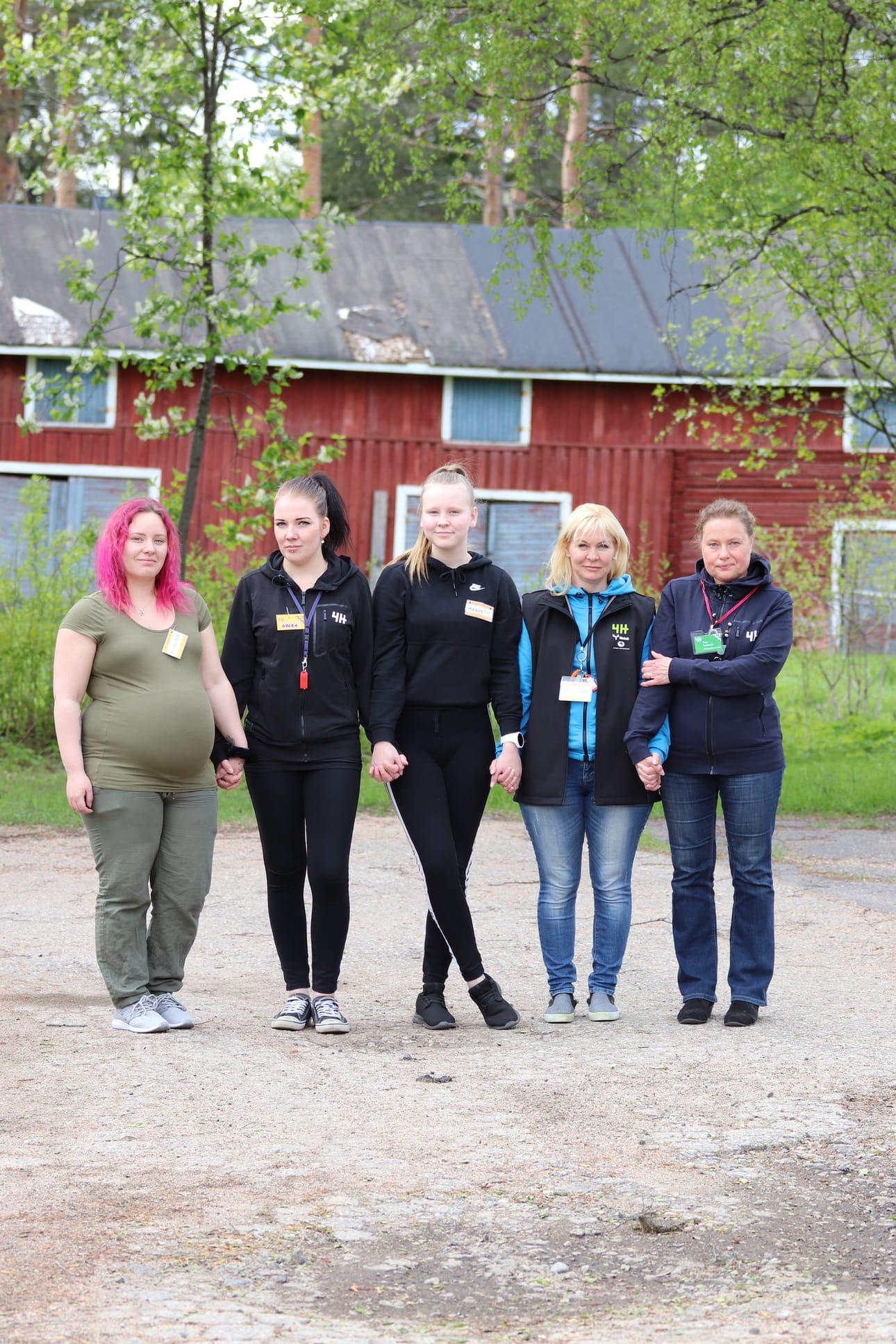 Annika Parkkila, Noora Lasala ja Mariel Luokkanen viihtyvät 4H-yhdistyksen kesätöissä. Mirva Kirveskari toimii yhdistyksen toiminnanohjaajana ja Tiina Salonpää toiminnanjohtajana.