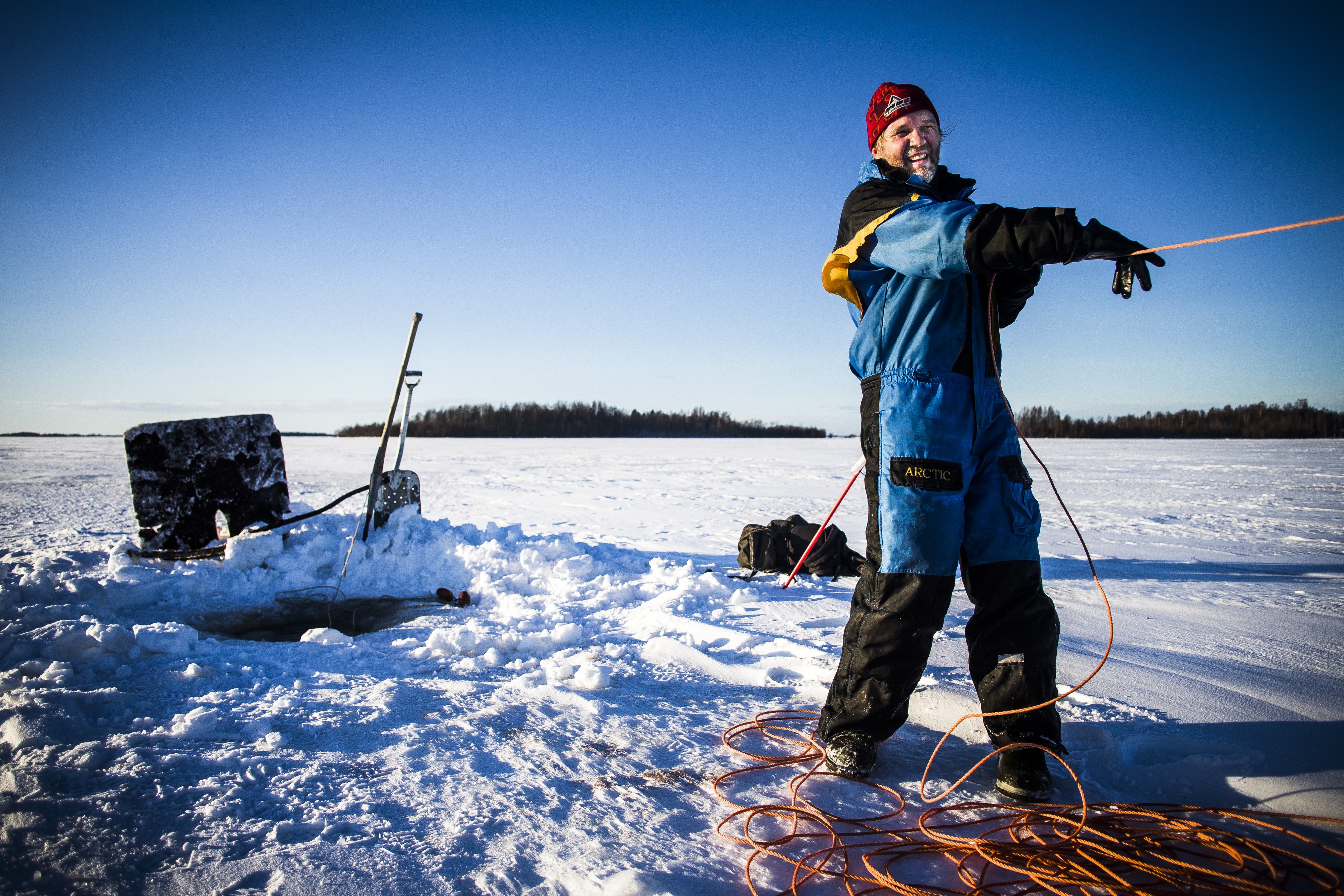 Markku Buckman kiskoo verkkoa jään alle.