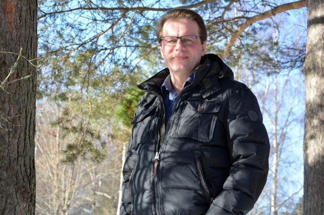 50 vuotta täyttävä Alavuden kaupunginvaltuuston puheenjohtaja Jari Kortesmäki asuu nyt kahdestaan vaimonsa Maritan kanssa omakotitalossa Alavuden Salmilla. 23- ja 21-vuotiaat tyttäret Miisa ja Moona ovat muuttaneet Tampereelle opiskelemaan. KUVA: MIINA HAKALA