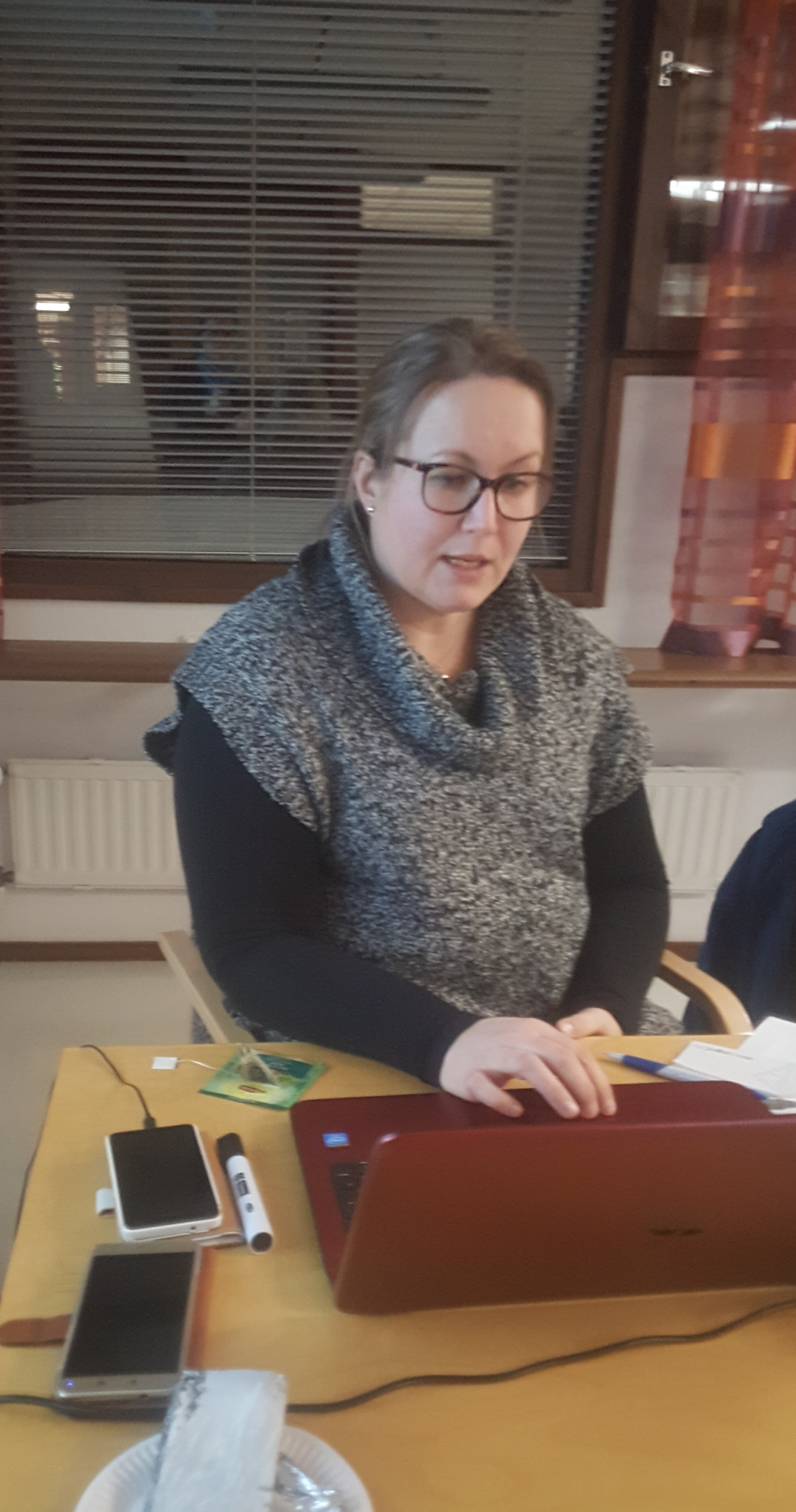 Anu Keränen Kuusamon maanpuolustusnaisista veti koulutuksen. Hän on Maanpuolustusnaisten liiton koulutustyöryhmän puheenjohtaja.