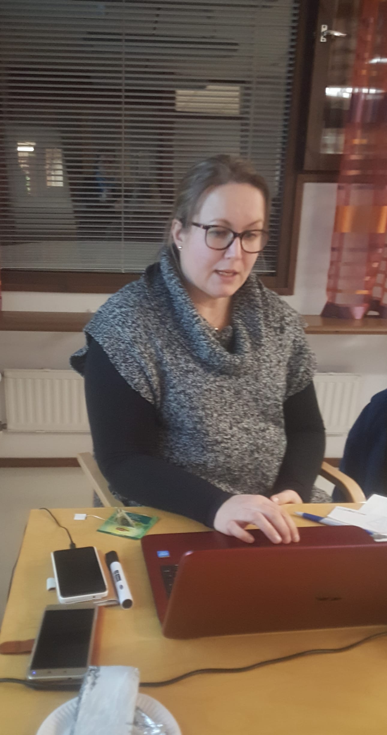 Anu Keränen Kuusamon maanpuolustusnaisista veti koulutuksen. Hän on Maanpuolustusnaisten liiton koulutustyöryhmän puheenjohtaja.