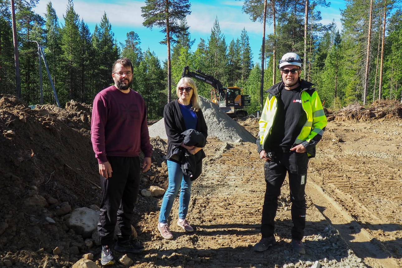 HVM Infra oy:n toimitusjohtaja Teemu Södö (vas.), vastaava työnjohtaja Kosti Alavahtola (oik.) ja Pelkosenniemen elinvoimajohtaja Sari Niemi pitävät Kerontien tonttia erittäin hyvänä.