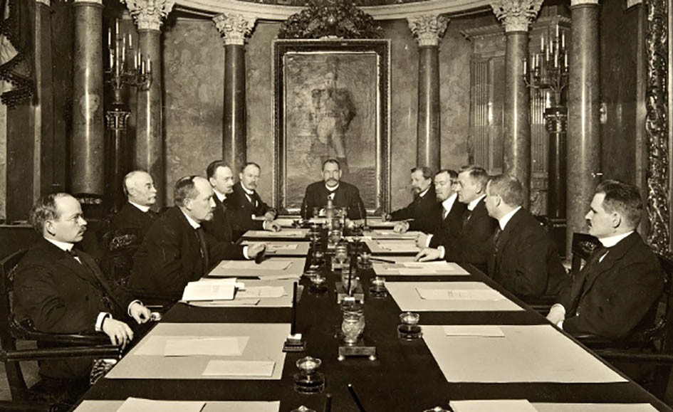 Itsenäisyyssenaattorit eli ministerit ikuistettiin 27.11.1917 Valtioneuvoston salissa. Senaattorit vasemmalta oikealle: E. Y. Pehkonen, Juhani Arajärvi, Arthur Castrén, Jalmar Castrén, E. N. Setälä, P. E. Svinhufvud, Kyösti Kallio, Onni Talas, Heikki Renvall, Alexander Frey ja O. W. Louhivuori.